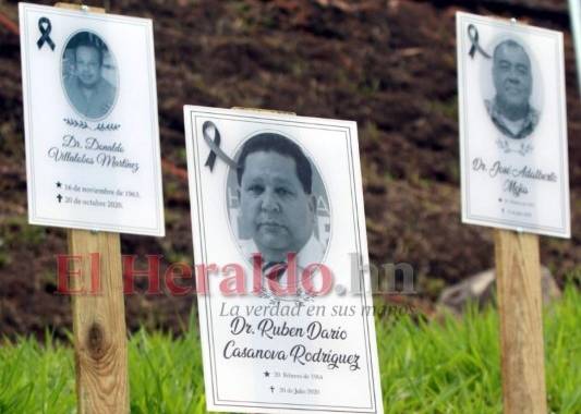 En el CMH hay un homenaje gráfico para los 50 médicos que estaban en primera línea de batalla contra el covid-19 y perdieron su vida por las complicaciones de la enfermedad. Foto: Alex Pérez/ EL HERALDO.