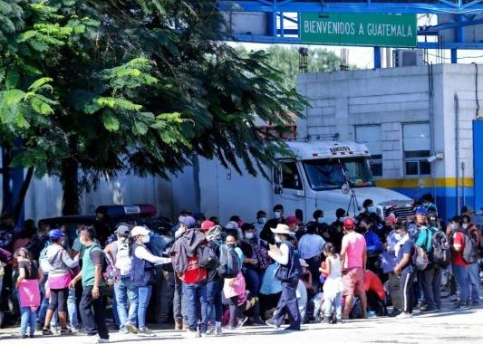 Cientos de migrantes esperaban para ingresar a Guatemala el sábado, pero solo pudieron avanzar unos 10 kilómetros desde la frontera de Corinto, pues un fuerte contingente les bloqueó el paso. Foto: AFP
