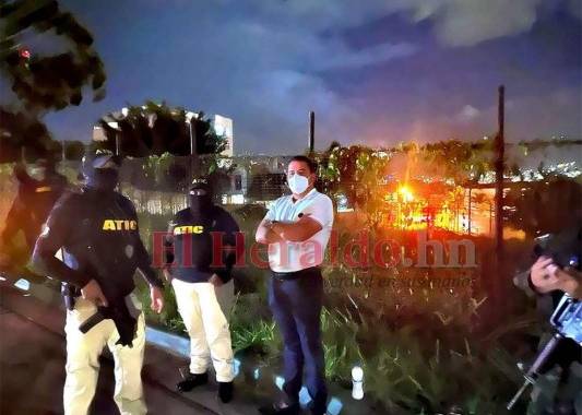 En el momento de la captura. Tras bajarlo del vehículo, tres agentes de la ATIC vigilan de cerca a Fredy Donaldo Mármol Vallejo, mientras otros se encargan de interrogar a las dos mujeres que viajaban con el extraditable. Foto: EL HERALDO.