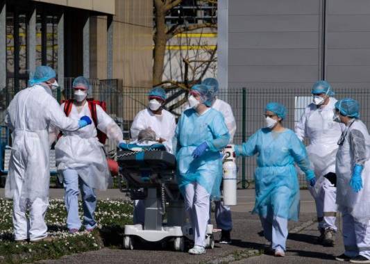 La pandemia 'se acelera' de manera 'desgarradora', pero se puede 'cambiar su trayectoria', dijo este lunes la Organización Mundial de la Salud (OMS).