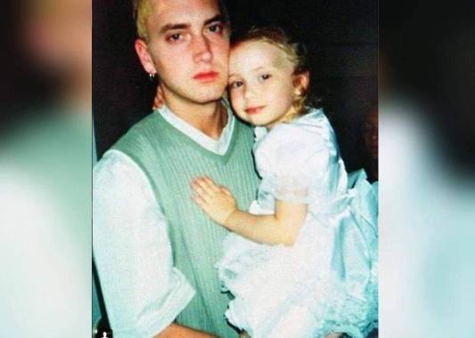 La hija del astro de Detroit nacía en 1995, cuatro años antes de que Eminem se casara con su madre, Kimberly Scott en 1999.