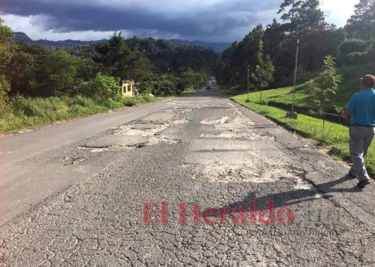 La carretera CA-7 de La Paz no tiene señalización y está llena de baches, lo que ha provocado un centenar de accidentes por varios años.