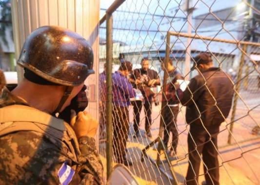 Los alrededores del Congreso Nacional fueron blindados para evitar disturbios de la Alianza de Oposición. (Foto: David Romero/ El Heraldo Honduras/ Noticias Honduras hoy)