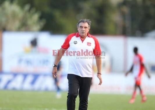 El técnico del cuadro rojo, Fernando Mira, lamenta no haber sacado la victoria en esta visita ante Motagua. Foto: David Romero / EL HERALDO.