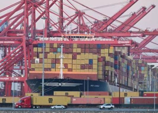 A inicios de noviembre, los puertos de Los Ángeles y Long Beach impusieron un pago a los transportadores marítimos por cargamentos que demoraran más de ocho días en el puerto. Fotos: AFP