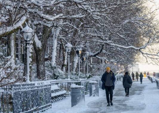 La gente camina por la nieve durante la primera tormenta de nieve de la temporada el 7 de enero de 2022 en la ciudad de Nueva York. Foto: AFP