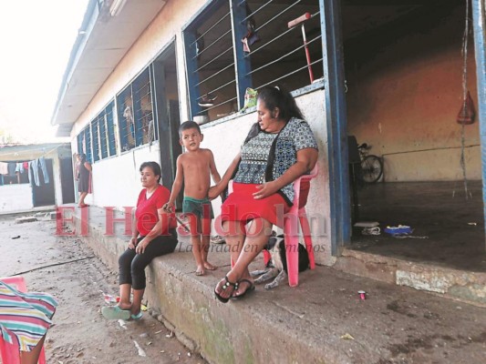 A toda una familia la están echando del albergue y pide que le den la casa prometida. Foto: Alex Pérez/EL HERALDO.