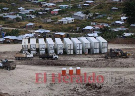 Los contenedores que se compraron para unas 1,000 viviendas en el sector de Lomas del Diamante serán subastados por la UCP. Foto: Emilio Flores/El Heraldo