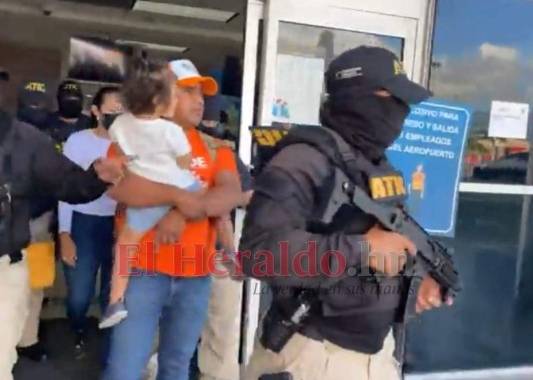Con su bebé en brazos fue detenido el capitán Santos Orellana, quien corre por una candidatura independiente para la presidencia de Honduras en las elecciones generales de 2021.