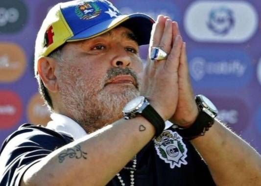 Según Morla, cuando Maradona consumía alcohol 'se ponía triste, mandaba mensajes de audio, recordaba a (su madre) Doña Tota'. Foto: AFP