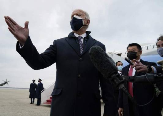 Biden llegó a la Casa Blanca del 20 de enero con la promesa de abordar una serie crisis en curso, empezando por la pandemia del coronavirus. Foto:AP