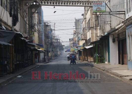 Así lucía la tercera avenida de Comayagüela el domingo 19 de abril, día cuando estaba prohibida de manera general -salvo excepciones- la circulación de personas. Foto: Johny Magallanes / EL HERALDO.