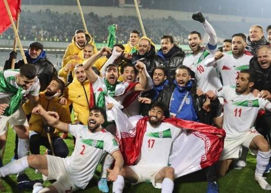 'Estamos felices, vamos al Mundial', corearon los hinchas a la salida del estadio. 'Es nuestro equipo, son nuestros leones'. Foto: AFP