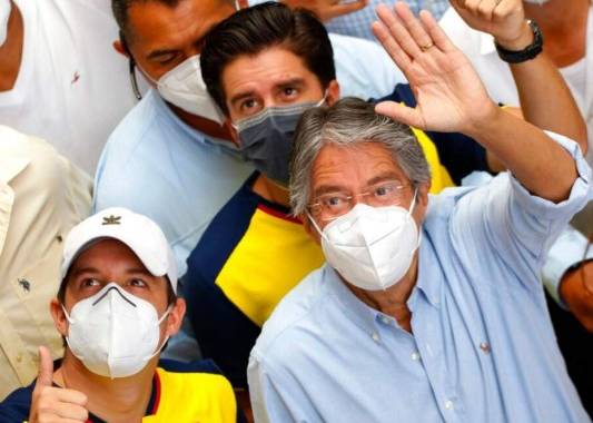 Guillermo Lasso, candidato presidencial del partido Creando Oportunidades o Creo, a la derecha, saluda a sus simpatizantes después de votar en un balotaje en Guayaquil, Ecuador, el domingo 11 de abril de 2021. Foto: AP