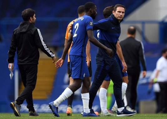 El defensa alemán del Chelsea Antonio Rudiger y el entrenador del Chelsea Frank Lampard dejan el campo. Foto AFP
