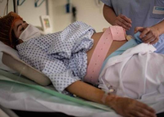 'La atención a embarazadas y recién nacidos ha tenido disrupciones en casi la mitad de los países de las Américas', dijo la directora de la OPS, Carissa Etienne. FOTO: AFP