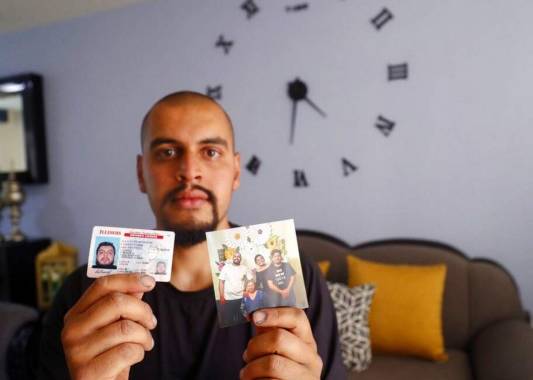 Un mexicano deportado de Estados Unidos el año pasado durante la pandemia, muestra su licencia de conducir de Illinois. “Allí (EEUU) es adonde pertenezco, donde tengo mis amigos, mi familia”, explicó el inmigrante de 25 años. Foto: AP.