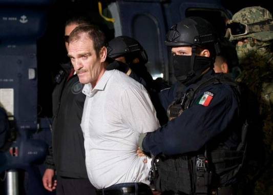Héctor 'El Güero' Palma, uno de los fundadores del cártel de Sinaloa, es escoltado por federales el 15 de junio de 2016 a una prisión de máxima seguridad en México. (Foto: Procuraduría General de la República vía AP)
