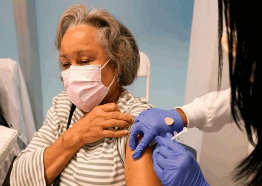 Irma Mesa recibe la vacuna de Pfizer-BioNTech contra el COVID-19 en el Hospital Jackson Memorial de Miami el 27 de enero del 2021. (AP Photo/Lynne Sladky, File).