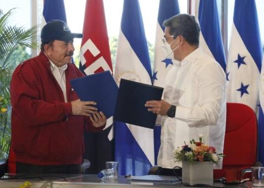 El presidente Hernández y su homólogo Daniel Ortega firmaron el acuerdo. Foto: Cortesía.