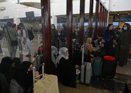 Luego de haber evacuado a unas 123,000 personas en agosto, Estados Uniddos admitió que habían varios extranjeros esperando por poder salir de Afganistán. Foto: AFP