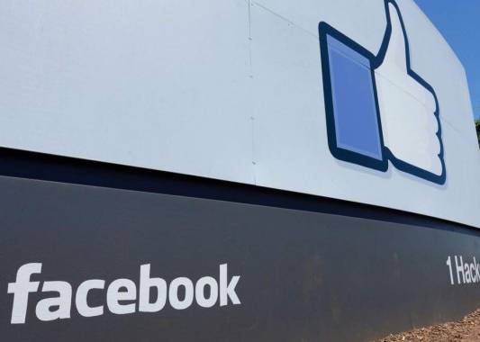 Facebook dijo que su investigación continúa y que, a la fecha, ha analizado millones de aplicaciones que usan la información de los usuarios de la red social y sus perfiles