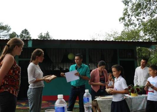 Integrantes de “educate.” en la inauguración de una de las cinco bibliotecas comunitarias, esta está ubicada en la comunidad Las Lagunas, Arada, Santa Bárbara. Foto: Cortesía educate.
