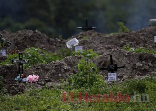 En Juticalpa abren de ocho a diez fosas cada semana para enterrar a personas que mueren por covid-19. Foto: El Heraldo
