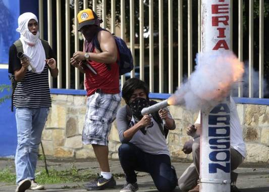 La policía informó que el ataque fue lanzado por manifestantes que mantienen bloqueado el paso en una carretera del municipio de la ciudad La Trinidad, 200 km al norte de Managua. (Foto: AFP)