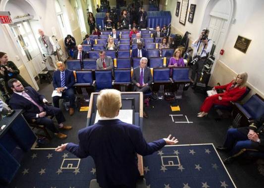 El presidente Donald Trump habla sobre el coronavirus en la sala de prensa James Brady en la Casa Blanca el miércoles 1 de abril. Foto: AP.