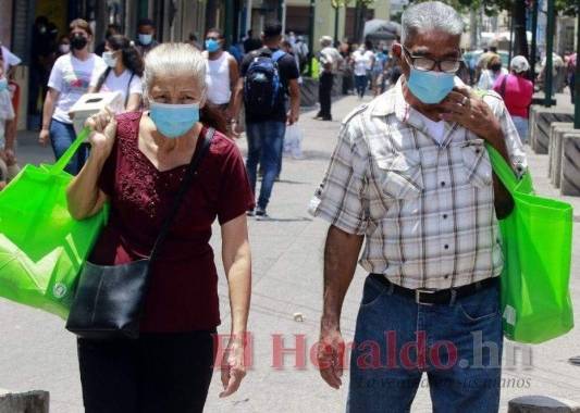 Según datos de Salud, 5,951 hondureños mayores de 60 años han fallecido por complicaciones de covid-19 desde que comenzó la pandemia en marzo de 2020. Foto: El Heraldo
