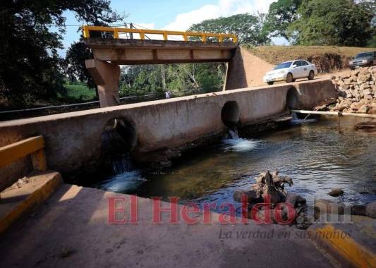 En Tencoa, Santa Bárbara, aún no remueven los escombros del puente que cayó durante los huracanes. Foto: Jhony Magallanes/El Heraldo