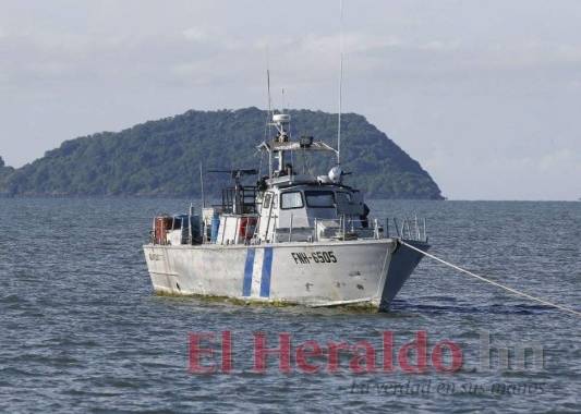 Un guardacostas de Honduras permanece cerca de la bocana del Golfo de Fonseca en la entrada de la bahía hacia el país. Foto: David Romero/El Heraldo