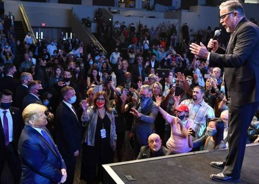 Donald Trump durante un servicio religioso en Las Vegas. El voto cristiano evangélico ha significado un gran respaldo para el republicano. Foto: Agencia AFP.