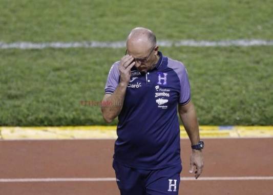 El director técnico uruguayo fue incapaz de lograr, tan siquiera, un triunfo de seis duelos que encaró al frente de la Bicolor. Aquí las claves de su fracaso al mando de la Selección de Honduras.