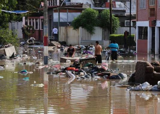 Miles de personas perdieron todo producto de las inundaciones que dejaron las tormentas Eta e Iota en Honduras. Foto: AFP