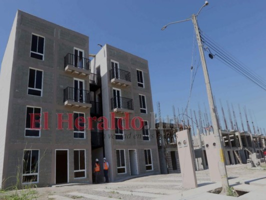 En el proyecto de El Mestizal, Olanchito, Yoro, apenas se están terminando 62 viviendas de 304 que deben entregar en julio de este año, la empresa constructora pide más tiempo. Fotos: Alex Pérez/EL HERALDO.