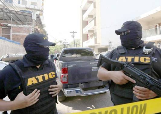 Agentes de la ATIC integran un nuevo grupo que se dedicará a ejecutar las órdenes de captura de casos emblemáticos.