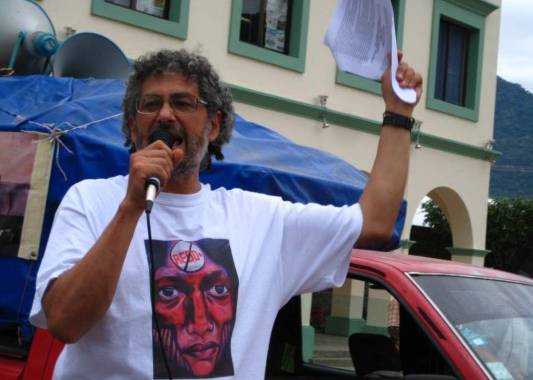 El mexicano Gustavo Castro debe permanecer en el país mientras se efectúan las investigaciones que permitan esclarecer el asesinato de la ambientalista Berta Cáceres.