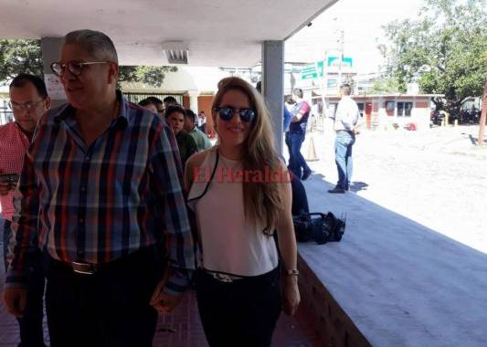 El aspirante a diputado Esdras Amado López llegó acompañado de su hermosa esposa a votar. Foto: Edwin Ordoñez/ EL HERALDO