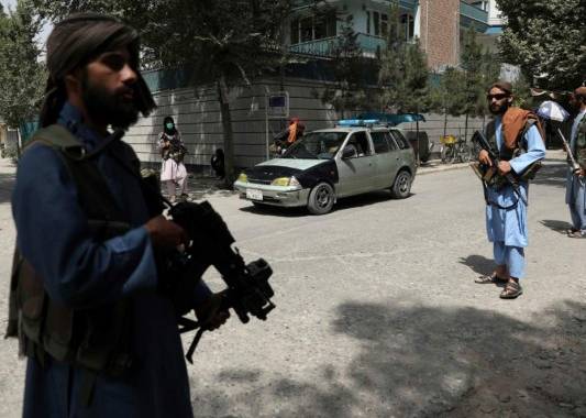 En la provincia de Khost, las nuevas autoridades declararon un toque de queda de 24 horas después de dispersar violentamente otra protesta, según información obtenida por periodistas que siguen la situación desde el exterior.