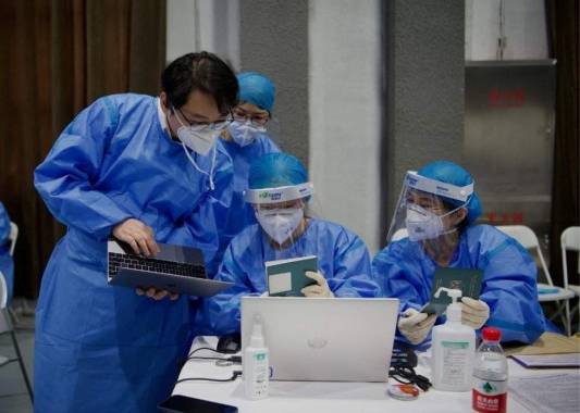 Hasta el momento, cinco vacunas chinas han recibido una autorización para su uso, pero ninguna se administra por vía respiratoria. FOTO: AFP
