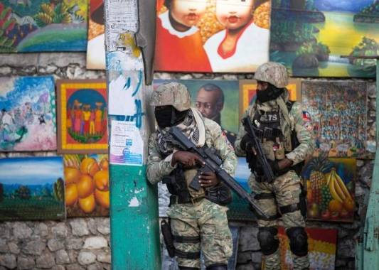 Soldados vigilan en Petion Ville, el vecindario donde vivía el presidente Jovenel Moïse, en Puerto Príncipe, capital de Haití. Foto: AP