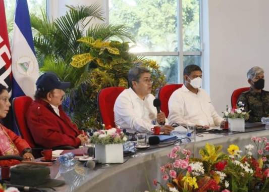 El presidente Juan Orlando Hernández y su homólogo nicaragüense durante el importante acuerdo.