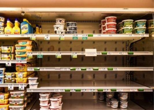 Una multitud de empleados a lo largo de la cadena de producción de alimentos están enfermos o en cuarentena, lo que interrumpe por completo la cadena de suministro. Foto: AFP
