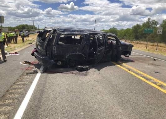 Imagen del auto en el que viajaban los migrantes y que murieron al accidentarse mientras huían de la Patrulla Fronteriza. Foto: AP.