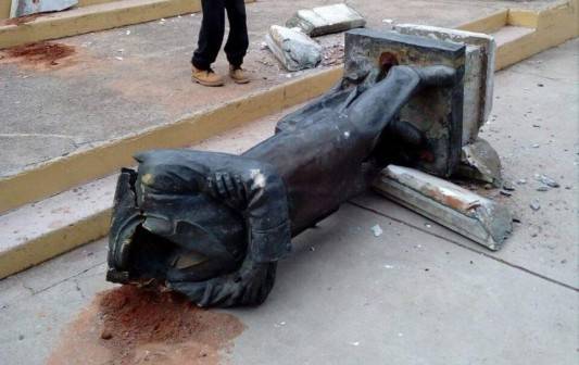 ¿Derrumbaron la estatua del expresidente Manuel Bonilla?