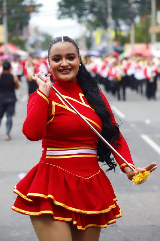 ¡Se robaron las miradas! Palillonas de San Pedro Sula rinden honor a la patria en los desfiles
