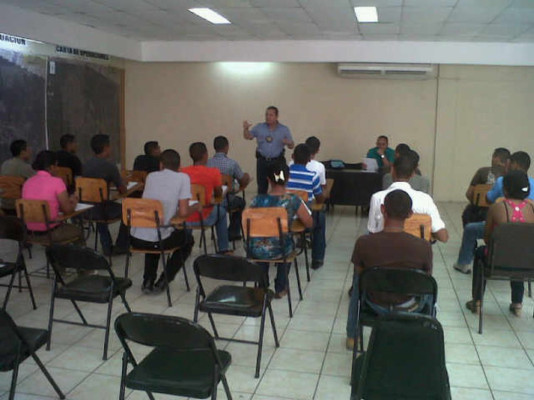 Integran veinte nuevos detectives a la DNIC en San Pedro Sula