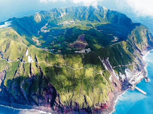 Una isla situada en el centro de un cono volcánico